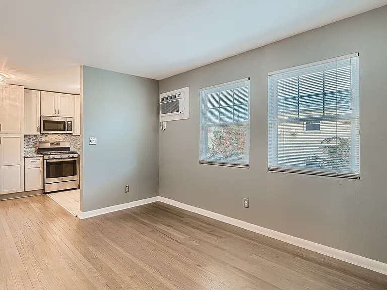 1042 Saint Charles Ave NE #5 — Photo 2