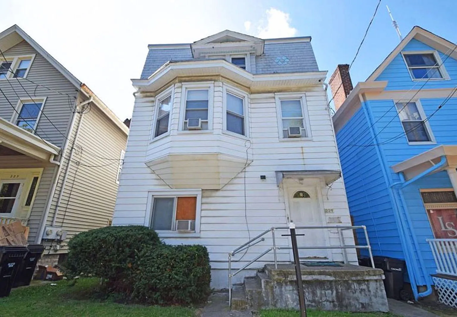 3 bed, 1.0 bath, 2060 sqft, $2,695 — Photo 1