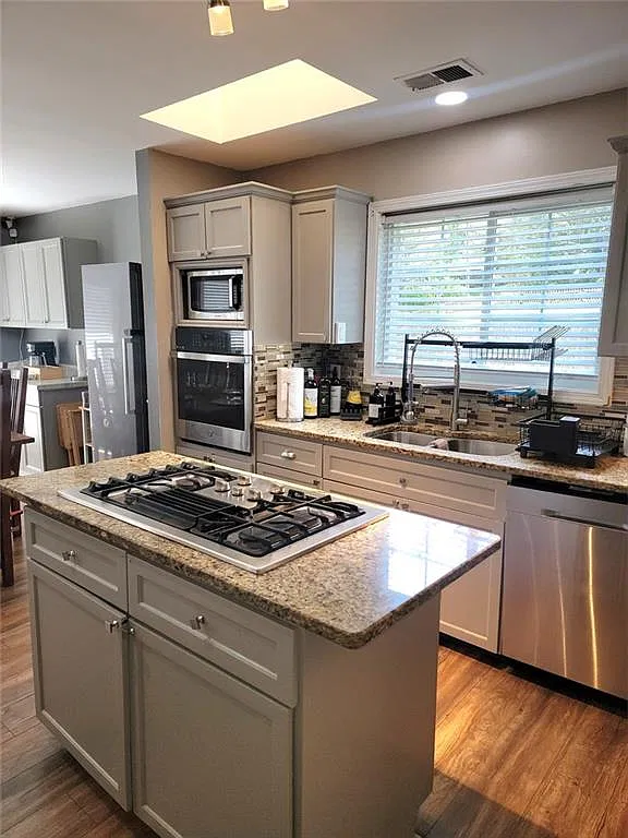 3 bed, 2.0 bath, 1844 sqft, $1,950 — Photo 2