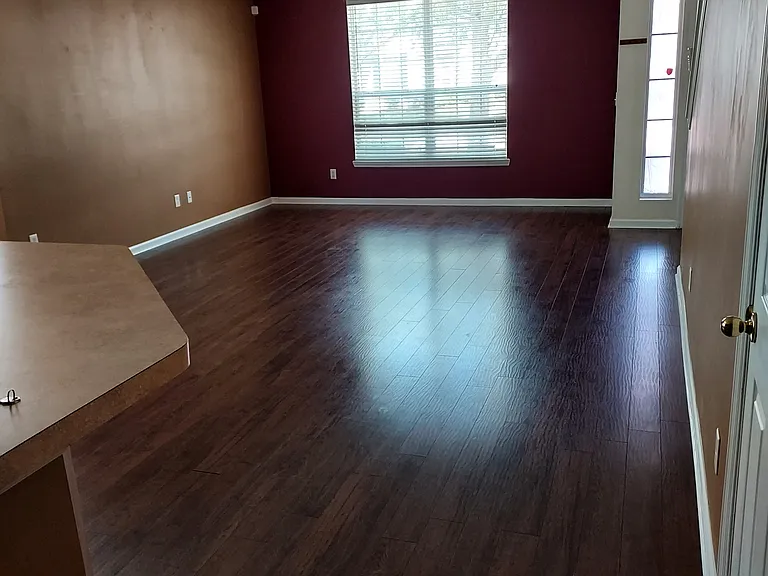 532 Hopewell Dr — Photo 2