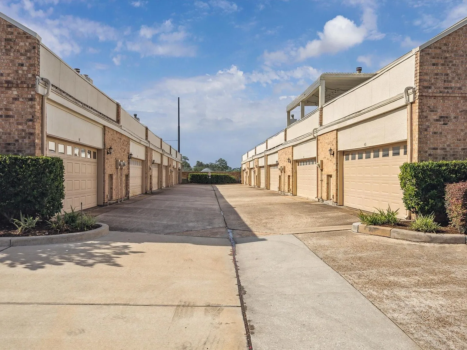 2 bed, 2.5 bath, 1796 sqft, $1,950 — Photo 3