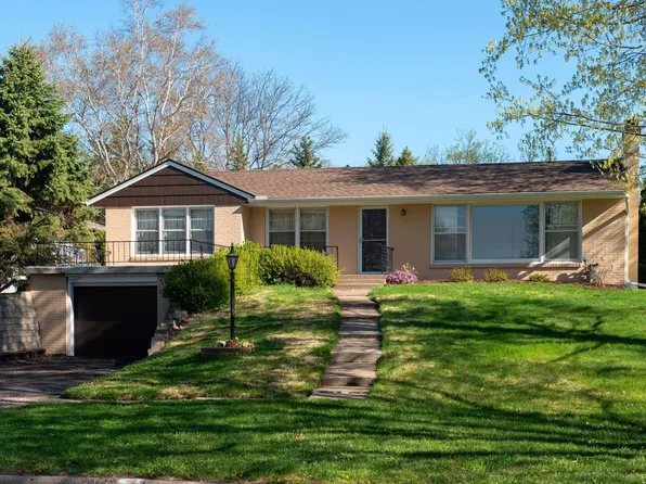 933 Edgewater Ave, Shoreview, MN 55126