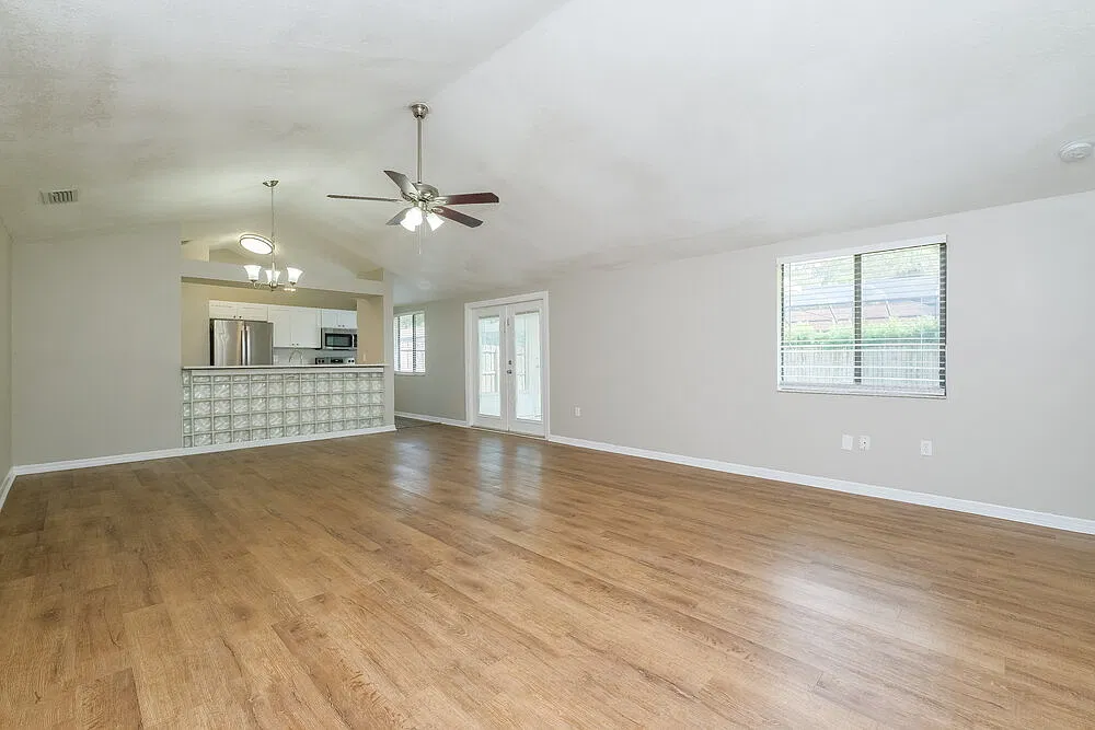 3 bed, 2.0 bath, 1374 sqft, $2,650 — Photo 4