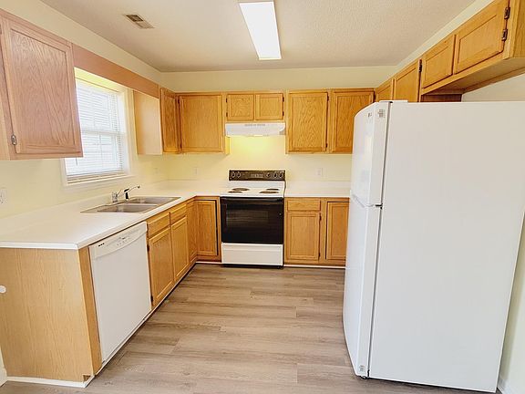 5th image of 703 Nut Bush Ct