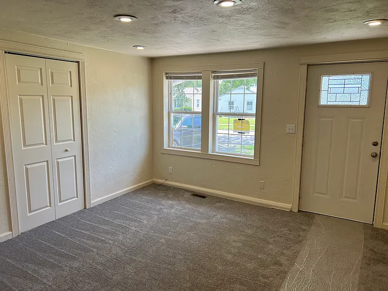406 W Broadway St — Photo 8