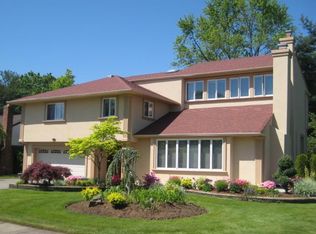 301 Birch Dr, Roslyn, NY 11576