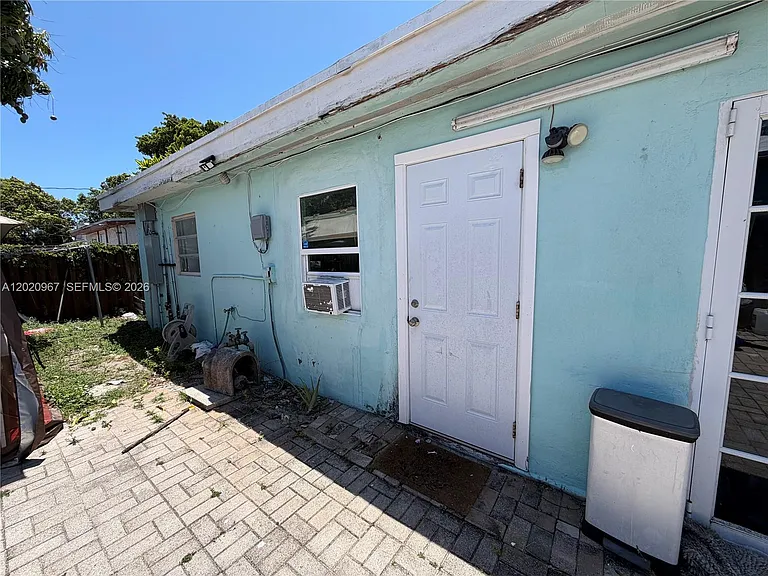 1927 Arthur St #STUDIO — Photo 7