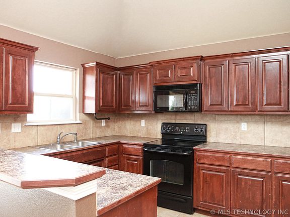 4th image of 14494 S Poplar St