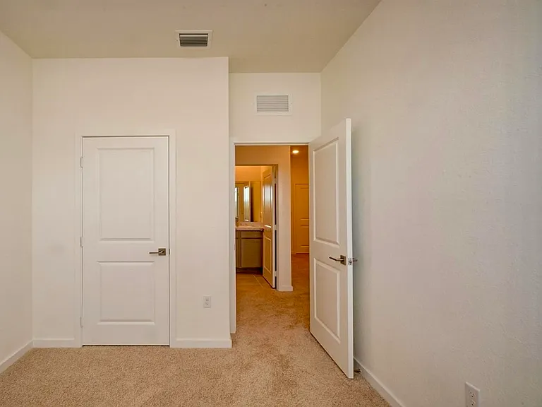 633 SW 11th St — Photo 8