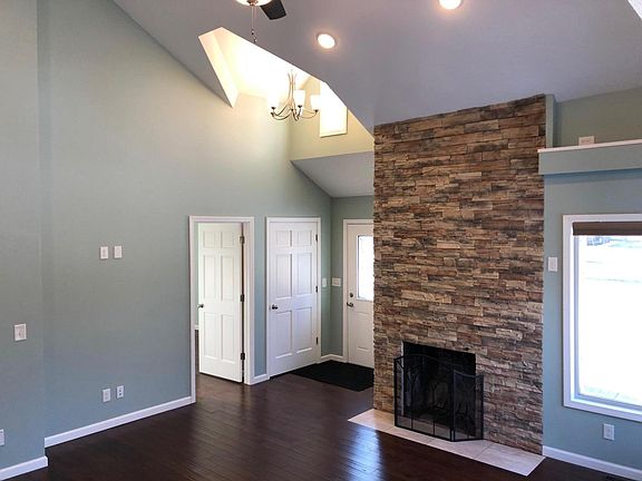 2nd image of 480 N Park Blvd