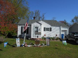 632 W 6th St, Flora, IL 62839