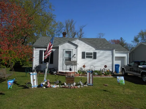 632 W 6th St, Flora, IL 62839