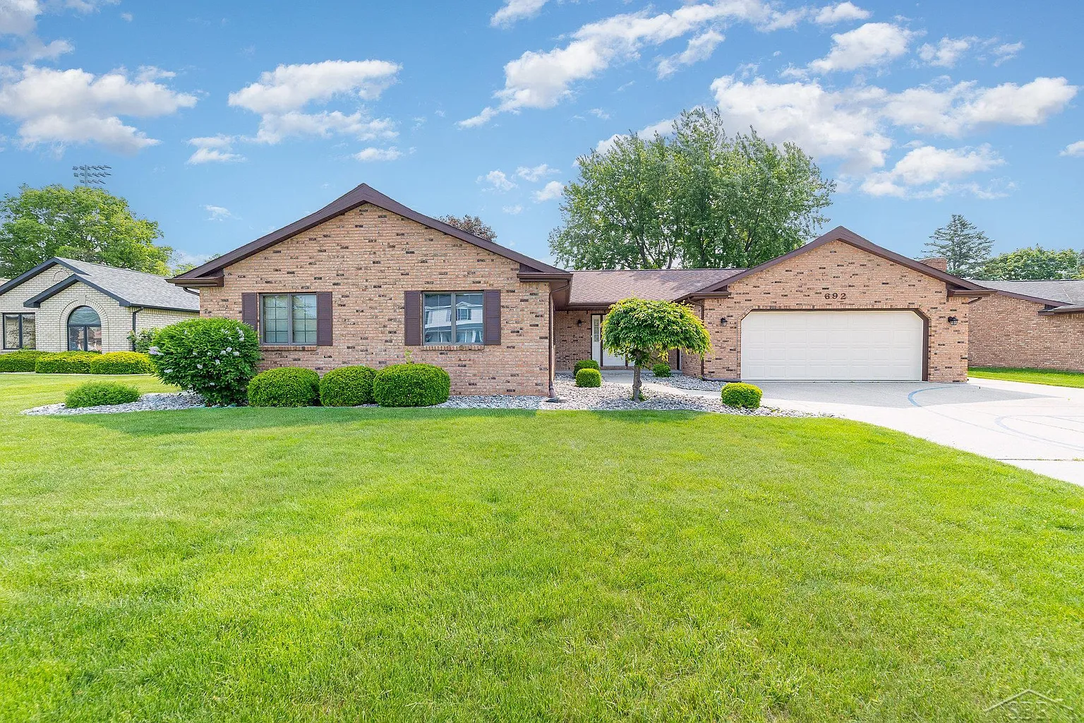 692 Pilgrim Dr E photo 1
