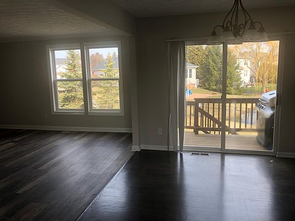 5th image of 582 Windham Ct