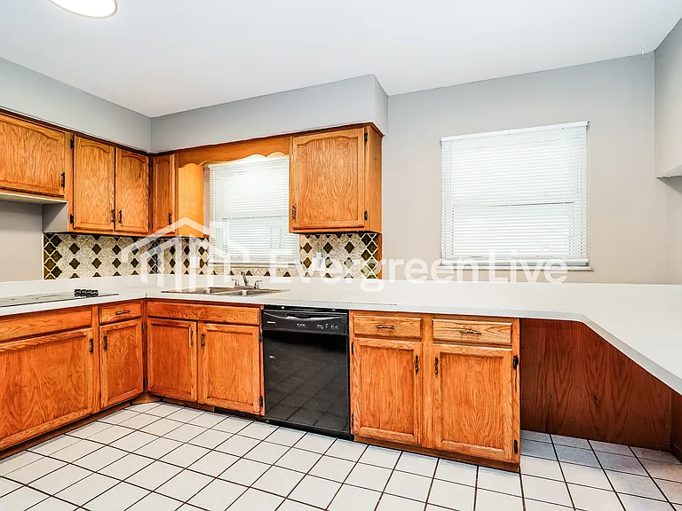 2644 Queensway Dr — Photo 9