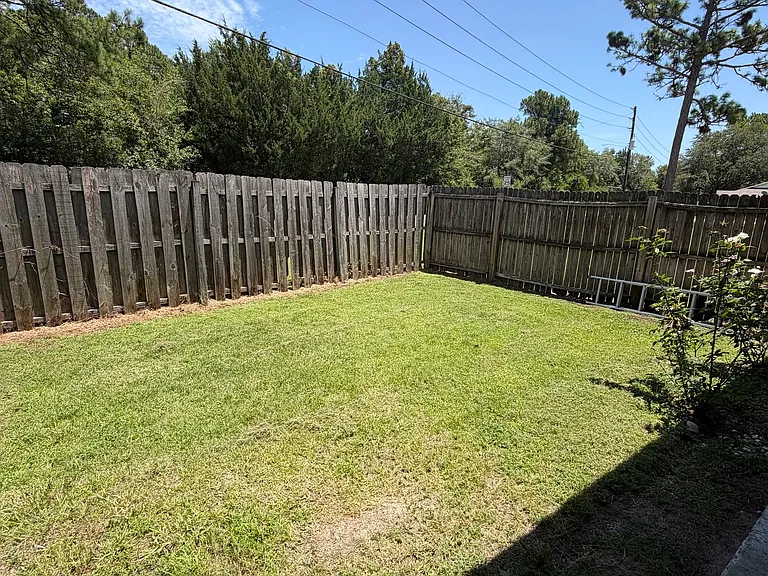 411 Baltic Ct — Photo 25