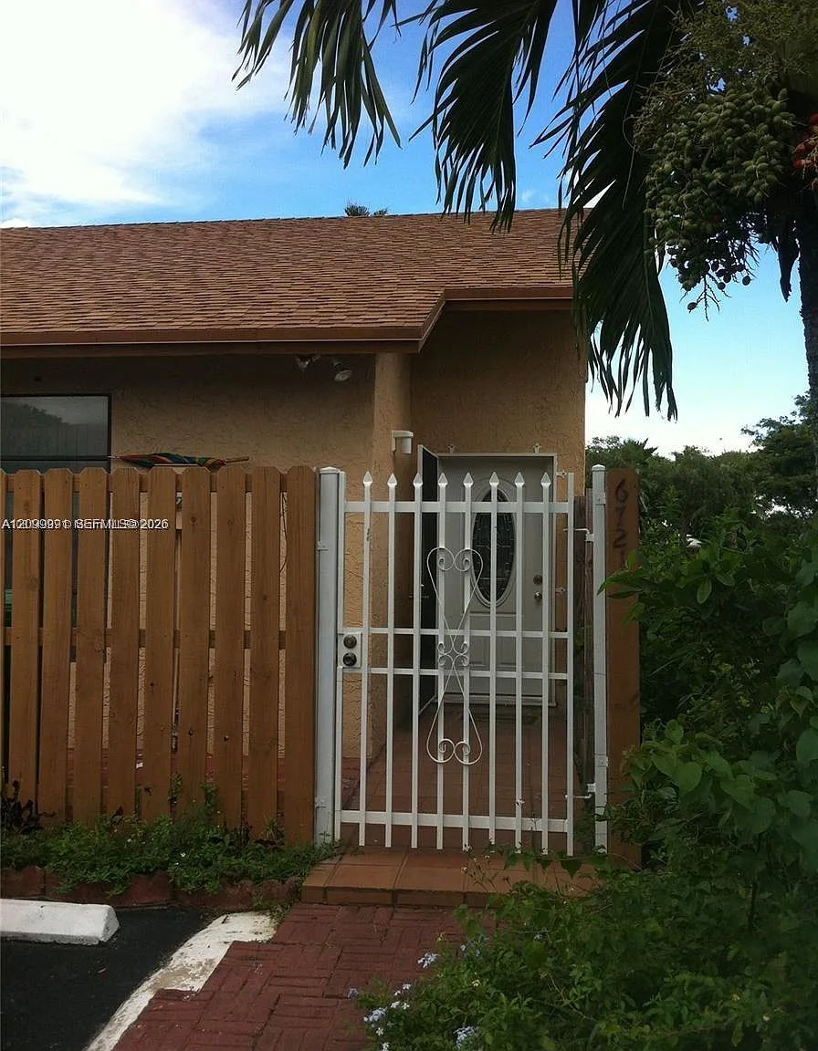 Country Lake Manors Townh — Photo 3