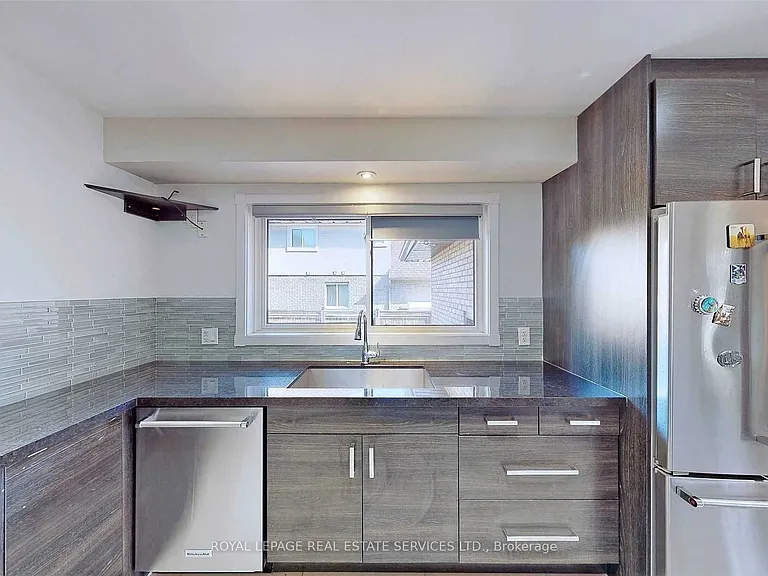 4 McMaster Ave — Photo 12