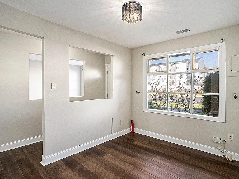 2280 Suzann Dr — Photo 8