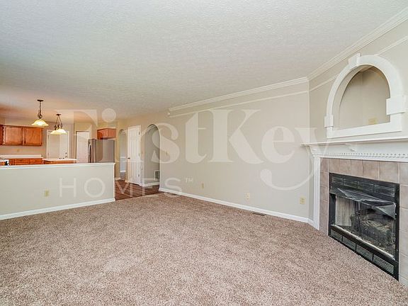 4th image of 81 Roxbury Dr