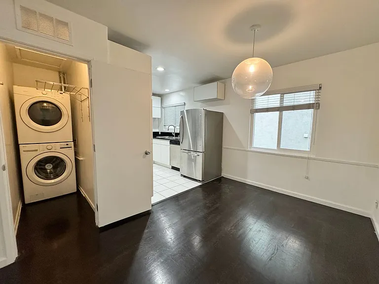 307 S Clark Dr — Photo 1