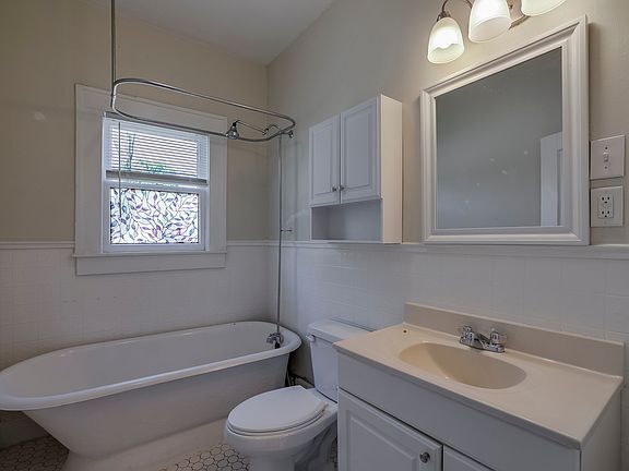 4th image of 1906 Clover Ln