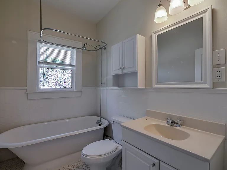 1906 Clover Ln — Photo 4