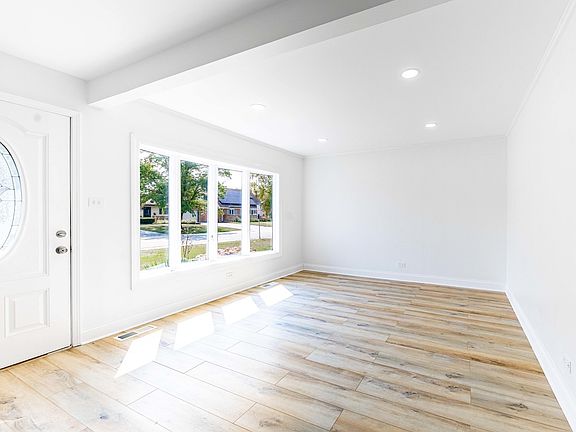 3rd image of 5454 Crestwood Dr