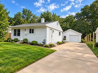 63 Sparrow Rd, Carpentersville, IL 60110
