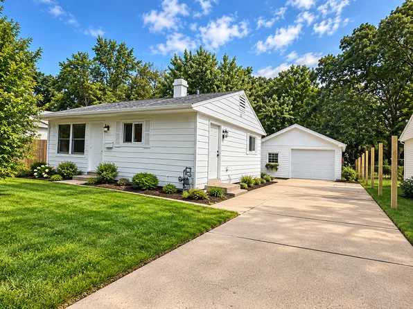 63 Sparrow Rd, Carpentersville, IL 60110