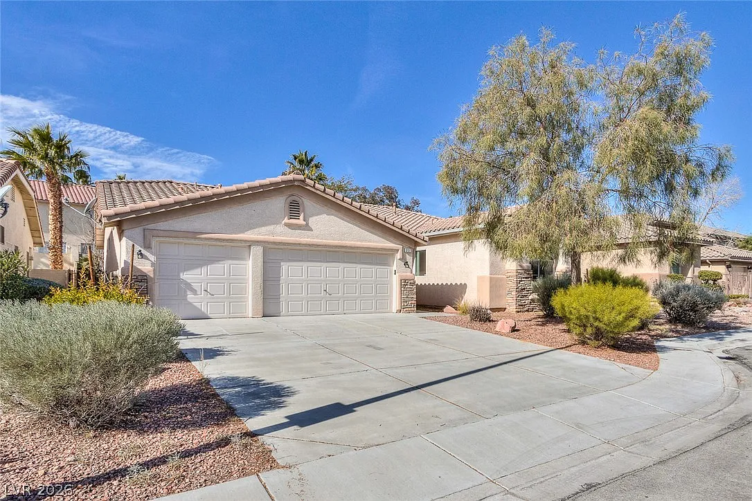 3 bed, 2.5 bath, 2516 sqft, $2,566 — Photo 2