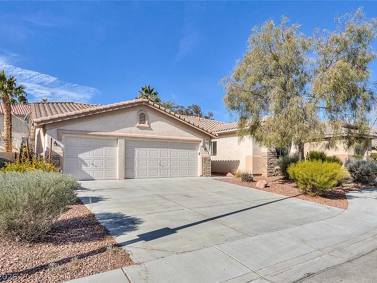 3131 Surf Spray St — Photo 2