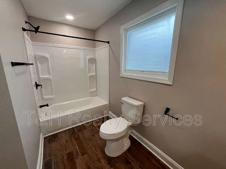 708 N Independence St — Photo 33