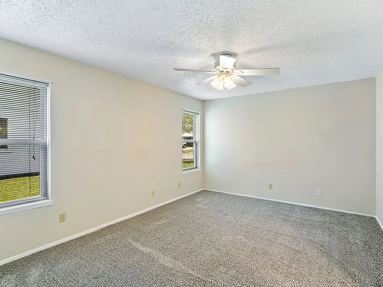 3013 Queens Way — Photo 17