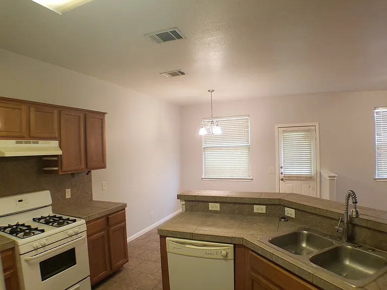 2500 Allred Dr — Photo 11