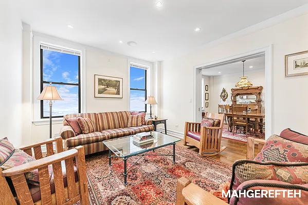 Sold by R New York | media 9