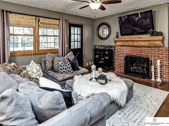 4th image of 608 S 122nd St