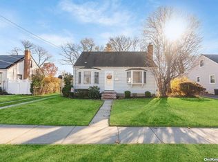 5 Plymouth Dr, Massapequa, NY 11758
