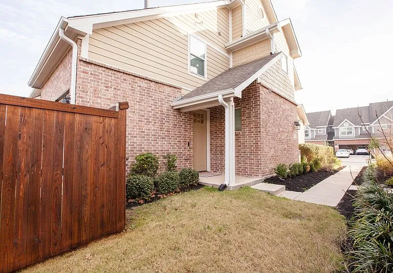 616 Laurel Ln — Photo 3