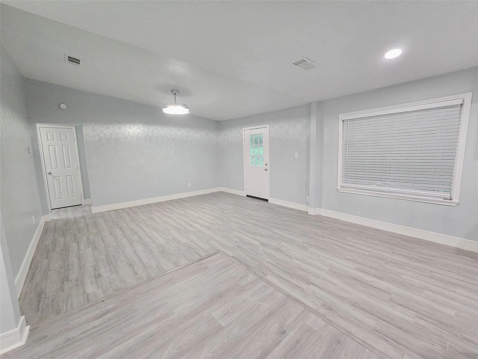 3 bed, 2.5 bath, 1334 sqft, $2,000 — Photo 4