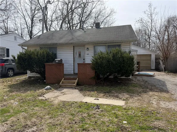 1845 W Waggoner St, Decatur, IL 62526