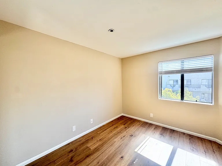 100 N Clark Dr — Photo 10