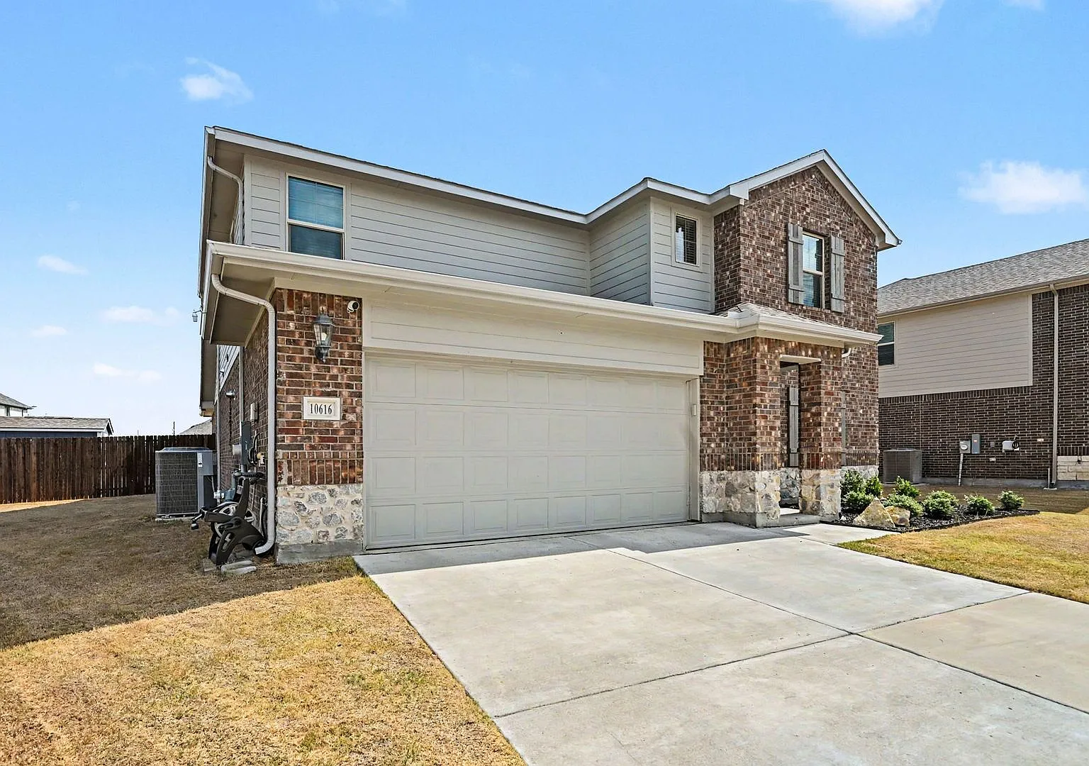 Modern Luxury & Spacious Living in Desirable North Fort Worth! Built in 2023, this beautiful 4-be... — Photo 2