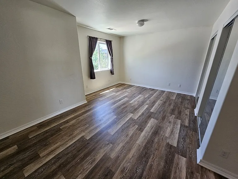 304 SE L St — Photo 9