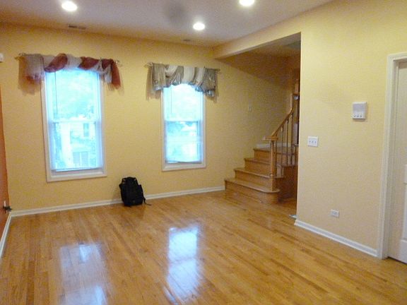4th image of 2836 N Maplewood Ave #102