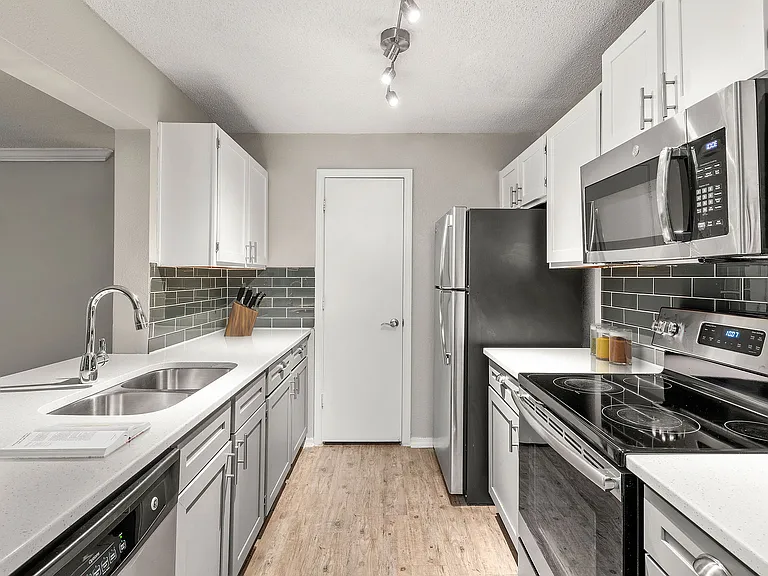 C242920_Sirona_2B1B_147_KITCHEN_02_03_VS