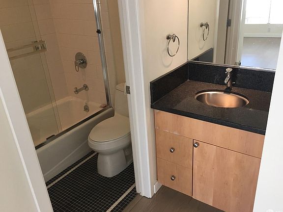 5th image of 360 10th St APT 3