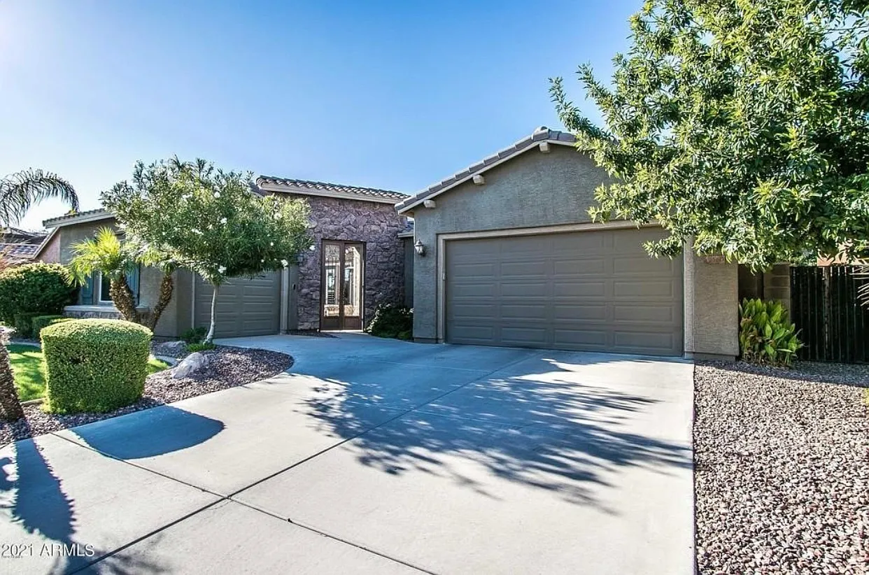 4 bed, 2.5 bath, 2609 sqft, $3,950 — Photo 3