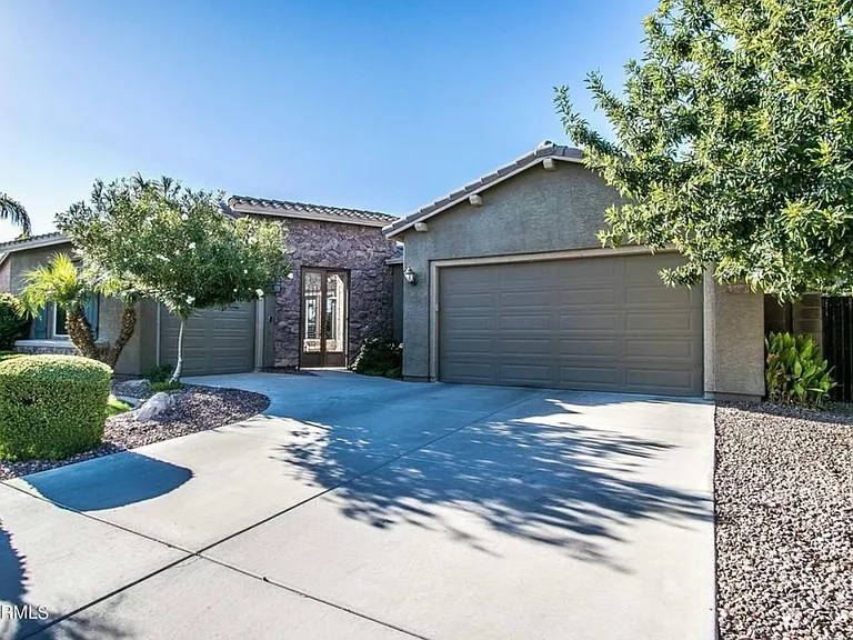 2560 E Wisteria Dr — Photo 3