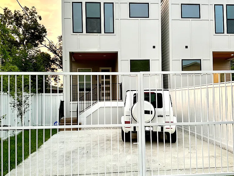 2208 Bleker St — Photo 1